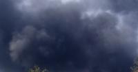 Миколаїв у чорному димі, зруйновані житлові будинки: людей попередили, що ворожі винищувачі готові атакувати (відео)