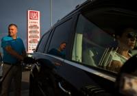 Паливний колапс в РФ набирає обертів: обмеження на продаж бензину ввели вже у Пітері (відео)