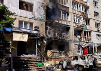 У Павлограді російський дрон протаранив 9-поверхівку, є постраждалі та перша жертва атаки: відео прильоту