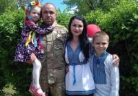 Тіло військового з жовто-синім браслетом на руці віддали рідним для поховання: без батька залишилися двоє маленьких дітей