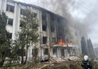 Російський дрон вдарив по будівлі ТЦК у Сумах, серед поранених - підліток (відео)