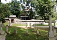 Поляки приховали маскувальною сіткою хрести на українських могилах (фото, відео)