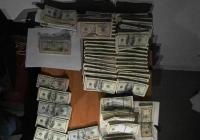 НАБУ викрило «чорну касу» Волинської митниці: на фото — сотні тисяч доларів готівки