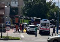 З "Макдональдса" у Черкасах винесли закривавленого чоловіка, він стріляв сам у себе (відео)