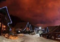 До Буковеля дістався блекаут: димить біля підйомників, а коли зупиняються - лижники йдуть нагору (відео)