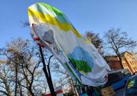 У Польщі багатоповерхівку протаранила повітряна куля, з неї випала жінка і розбилась об дах: відео моменту