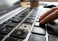 Клавіатура ноутбука: коли чистити, ремонтувати і коли просто замінити?