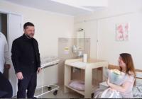 Зеленський приїхав у пологовий будинок в Києві, який атакувала Росія (відео)