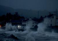 Повені, скасовані потяги й тисячі людей без світла: шторм "Дейв" лютує у Швеції після Ірландії