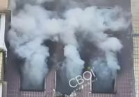 Росіяни влучили у Кривому Розі в багатоповерхівку, виникла величезна пожежа, все в диму (відео)