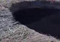 Під Ростовом частина поля провалилась в шахту, утворився глибокий "кратер" (відео)