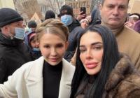 Відьма Марія Тиха приїхала до суду захищати Тимошенко, суд пом’якшив обмеження для неї (фото)