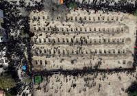 В Ірані ховають дівчат, які загинули внаслідок авіаудару по початковій школі (відео)