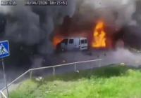 У Запоріжжі БпЛА влучив у маршрутку та зупинку, люди лежать просто на землі: відео прильоту