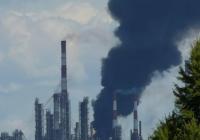 Прямо зараз БпЛА атакують нафтопереробний завод в Уфі, небо аж чорне (відео)