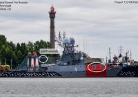 Російський корабель замаскували під будинок для захисту від дронів