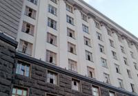 Це вже вдруге: будівлю уряду України пошкоджено під час нічної атаки РФ (фото)