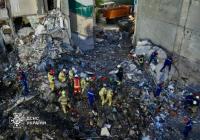 У Дарницькому районі Києва вже 16 загиблих: болючі кадри вилучення тіла дитини з-під завалів (відео)