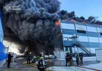 Задимлення на десятки кілометрів: Київ накрило димом через масштабну пожежу складів (відео)