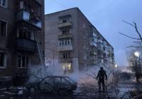 У Конотопі приліт у 5-поверхівку, людей відселяють зі зруйнованого житла (фото, відео)