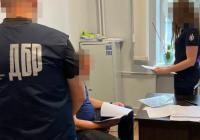 Працівник ТЦК на Закарпатті на ніч прикував чоловіка кайданками до металевої драбини 