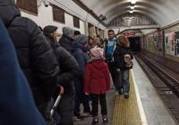 До "Хрещатика", а далі - на мітлі: у метро Києва склалась небезпечна ситуація через тривогу (відео)