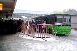 Реальность «ЛДНР»: тысячи людей едут на территорию, подконтрольную «карателям» (видео)