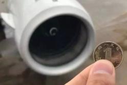 Катастрофа неизбежна: Суеверные пассажиры на удачу бросают металлические монеты в авиационные двигатели (видео)