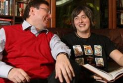 Луценко отбирает сигареты у Кауфмана