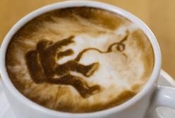 Чашечка кофе и тако в невесосмости