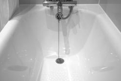 Женщина становится пленницей в собственной ванной (видео)