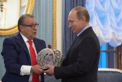 Хазанов на свой день Рождения подарил Путину императорскую корону
