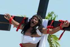 Каждую Стастную пятницу этого мужчину прибивают гвоздями к кресту