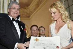 Итальянец, выдавая себя за «принца Черногории», поставил на колени Памелу Андерсон