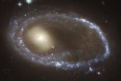 Астрономы обнаружили кольцо из черных дыр в кольцевой галактике 