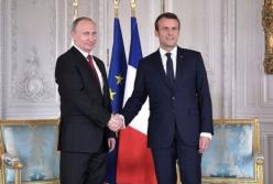 Трусливый полет Путина во Францию 