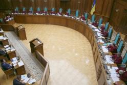 Чому «узурпатори» з Конституційного Суду підтримують Порошенка?