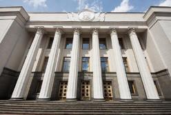 «Живут на «тревожных чемоданчиках» – как депутаты готовятся к очередным «каникулам»