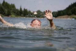 Родители заснули на пляже, а ребенок ушел в море: Украиной прокатилась волна трагедий на воде