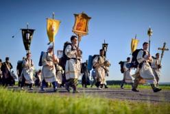 Дайте им пройти и уйти. И уберите балаклавы - идиоты