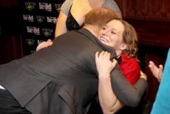 Принц Гарри нарушает королевский протокол, чтобы обнять ветерана, потому что люди важнее правил