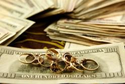 Куда более выгодно инвестировать: в золото или в валюту?