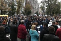 "Молчание убивает": под АП идет акция из-за нападений на активистов (запись трансляции)