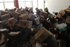 Чудаковатый учитель заставляет своих студентов носить на голове картонные коробки
