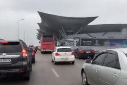 Бориспольская трасса в реальности - бардак и стихийная парковка