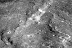 Загадочные «ступеньки» на лунной поверхности. Уникальное фото и видео от Лунного орбитального зонда