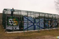 Человеческий зоопарк: Футбольные фанаты в Польше вынуждены смотреть матч изнутри металлической клетки