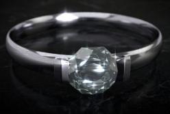 Мужчина в ювелирном магазине проглотил бриллиантовое кольцо, потому что «впал в транс» (видео)