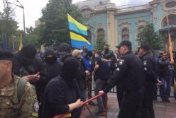 Марш «Азова» в Киеве: закрытые лица, файеры и песни о Путине 
