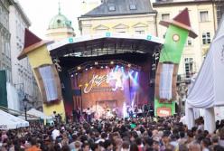 ​Сегодня он играет джаз, а завтра Родину продаст....